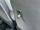 運転席背面には耐荷重4kgまでのフックがございます!