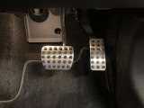 当店でお車をご購入のお客様はオーナー様専用保険「メルセデス・ベンツ保険」にご加入頂けます。飛来物によるフロントガラス破損やパンクによるタイヤ交換の際に、修理費用の一部をお支払いしております。