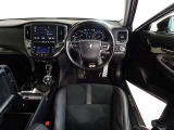 革巻きステアリングで快適な操作性の運転席です。
