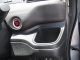 【運転席側ドリンクホルダー】運転中にすぐ取り出しやすい位置に配置しているのでドライブ中の水分補給もスムーズです。