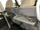 運転席・助手席の背もたれには、2列目シート用にカップホルダー付きの「格納式のシートバックテーブル」を装備しています。休憩時のちょっとした時間などカップを置いたり、小物置きに使えて便利です。