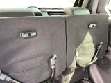 チップアップした座面の裏側には、荷物を引っ掛けておけるフックが付いています。これ、使っている人意外と少ないんですが、買い物袋など床やシートに置いておくと転がってしまうような荷物の時には大変便利です♪