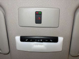 【SOSコール】スイッチを押すことで専門のオペレーターに繋がり、オペレーターを通じて消防や警察に通報を依頼することが出来ます!あおり運転対策にも!