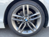 BMWならではの卓越した走りを支えるホイールと足回りです!日本車の走りに慣れている方にもぜひ体感して頂きたいほど、高いレベルでまとまっています!純正18インチアルミホイール。
