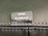 車両側方からの衝撃を緩和するSRSサイドエアバッグ(運転席/助手席)に加えて,SRSカーテンシールドエアバックも標準装備