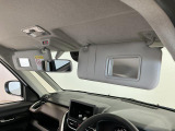 【サンバイザー】車内で身だしなみを整えるためのバニティミラーがセット。お化粧直しや髪型のチェックに活用できます。