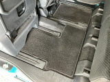 しっかりと汚れ、砂ぼこりを落とし足元まで清潔な車内空間を作り上げております♪