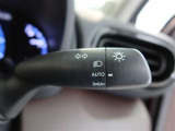 車外の明るさに応じて、自動的にライトの点灯・消灯をしてくれます