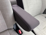 運転席にはアームレストが装備されているので快適にお過ごしいただけます。