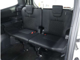便利な5:5分割可倒式シートです。収納と乗車人数のバランスに優れています♪荷物の大きさに応じたラゲージスペースをフレキシブルに作り出せるので、シーンに応じた使い方ができます♪