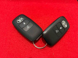 電子カードキーを携帯していれば、リクエストスイッチを押すだけでドアの施錠と解除が行えます。しかも盗難防止に役立つイモビライザー機能付きです。
