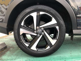 【純正アルミホイール】です!車両デザインに合わせてホイールをデザインしているため、見た目にもカッコイイ!アルミホイール。洗車もラクチンでスチールホイールのように錆ません。