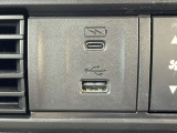 【助手席】充電用のタイプCと機器接続用のUSBジャックがございます。