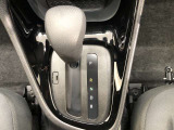 操作しやすいATシフトです。シフトチェンジを気にしなくてよいので運転だけに集中できますね。自然と手に届くところにある、手になじむ形状のシフトノブがいいですね。