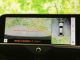 バックカメラ映像や、車両周辺の状況を鮮明に表示するモニター画面。安全な運転をサポートし、駐車をよりスムーズにします。