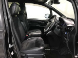 高いホールド性で運転姿勢が安定します。長距離ドライブでも疲れにくいのが魅力です。快適なドライビングライフをお送りください♪