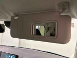 ちょっとした身だしなみチェックができるバニティミラー付き運転席・助手席サンバイザー,運転席側にはチケットホルダーも付いてます