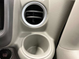 【運転席ドリンクホルダー】使いやすさに配慮したドリンクホルダー