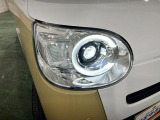 白く明るい光で夜間走行をサポートするLEDヘッドランプを搭載