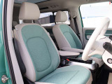 認定中古車保証1年間距離無制限の保証とロードアシスタンスサービスが全車に付帯されています。また、1年間または2年間の延長保証(有償)もご利用いただけます。