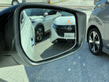 斜め後ろから接近する車を、音とドアミラーの接近警告灯の点灯で教えてくれる「BSW(後側方車両検知警報)」。車線変更時のヒヤリが減りますね!