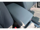 大きなアームレストなのでゆったり運転していただけます。