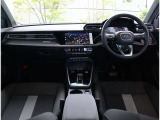 内装はシンプルに使い勝手を考え作られています。お車を運転する感覚をダイレクトに体感して頂けます。室内も広くロングドライブにも快適にお過ごしいただけます。