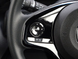ステアリングにオーディオ調節可能なスイッチが装備されていますので運転中でも視線をそらさずにオーディオの調節が可能です!