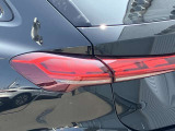 視界を鮮明に照らすだけでなく、対向車への配慮と最適な視界を両立し、ダイナミックインジケーターの流れるような輝きが、夜の街並みに先進性と知性を描き出します。