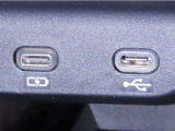 USB端子と充電用USB端子を装備しております>
