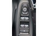 運転席側パワーウインドウは、オートアップ&ダウン機能付き。ワンタッチで自動開閉できます。開閉操作をロックする事も出来ます。