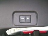 電動リヤゲートのスイッチになります。スイッチ1つで楽々です。運転席からも開閉可能です。