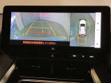 複数のカメラの映像をもとに、クルマを真上から見ているような映像をドライバーに提供し駐車をサポートする機能です。