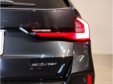 横長にテールライトをデザインすることにより、車両の幅が広く錯覚し、ワイドボディーでスポーティーな印象を与えます。