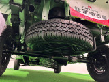 様々な現場で活躍するため,もしもの時の為にスペアタイヤが荷台下に収納されています