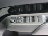 パワーウィンドウ付きです♪運転席から各ドアの操作ができ、お子様のいたずらを防ぐロック機能も付いていて便利ですね(^^)