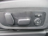 運転席メモリー付きフロント電動シート装備。