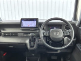 水平基調でスッキリとしたフロントビュー。広く見渡せて運転に安心をもたらします