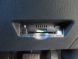 スッキリ収まったビルトインETCが付いてます。ボイス案内タイプで、カードの入れ忘れも未然に防げます。
