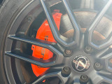 【オレンジキャリパー】ハイパワー車両には強力なブレーキが必須!色鮮やかなキャリパーがスポーティな印象を引き立てます♪