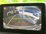 安全確認に役立つ映像を鮮明に表示します。後退時には周囲の状況を把握しやすく、スムーズな駐車をサポートします。運転支援機能としても活用できます。