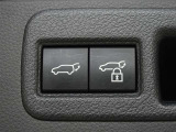 パワーバックドアを装備しています。バックドアを運転席からも開閉できます、便利ですよ。
