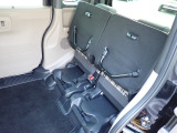 ◆チップアップ&ダイブダウン機構付【ULTR SEAT】は後席座面を左右分割で跳ね上げることができます。トランクで積載できない背の高い荷物をラクラク収納できます。ホンダ車ならではの人気装備です。