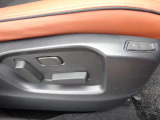 スイッチひとつで適切なドライビングポジションへ細かく調整できるパワーシート!シート位置や背もたれの角度に加え、腰回りを支えるランバーサポート調整も可能で、長時間の運転も快適にサポートします。