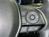 クルーズコントロール機能が付いています。 速度を設定するとアクセルを踏まなくても一定の速度で走ることができます。  高速道路ではとても便利な装置なんです。