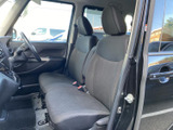 運転しやすい設計のフロントシート。視界も確保しやすく、安全で快適なドライビングをサポートします。使いやすさにも配慮しました。