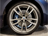 【BMWアロイホイル】軽量かつ強度に拘ったアロイホイル。走行性能ポテンシャルを引き出す設計。車の足元を引き締めてくれる大きなポイントはアロイホイルです。