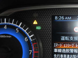 ハイビームアシスト  ハイビームアシストカメラにより先行車または対向車のランプや街路灯などの明るさを検知して、ヘッドランプが上向きの時に下向きへの切り替えや上向きへの復帰を自動的に行います。