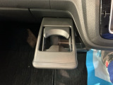 運転席からも助手席からも自由に使えるドリンクホルダーもついております。足元部分にはちょっとした小物を入れるのに便利な収納BOXもあります。