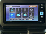 多彩なメディアに対応し、お好みの音楽やラジオを高品質で楽しめます。充実したオーディオ機能で、ドライブをさらに豊かな時間へと演出します。